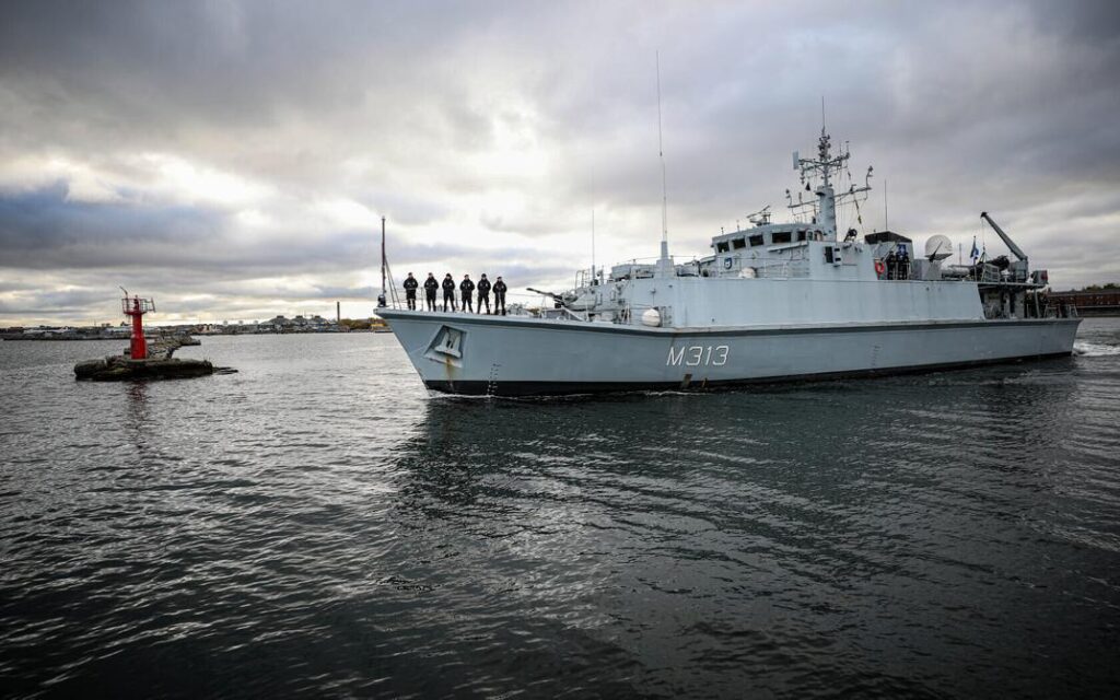 エストニア海軍は、ロシアのスパイタンカーによって双子のエストリンク２が損傷されたことを受け、エストリンク１海底電線を保護するためフィンランド湾への海軍作戦を開始した。