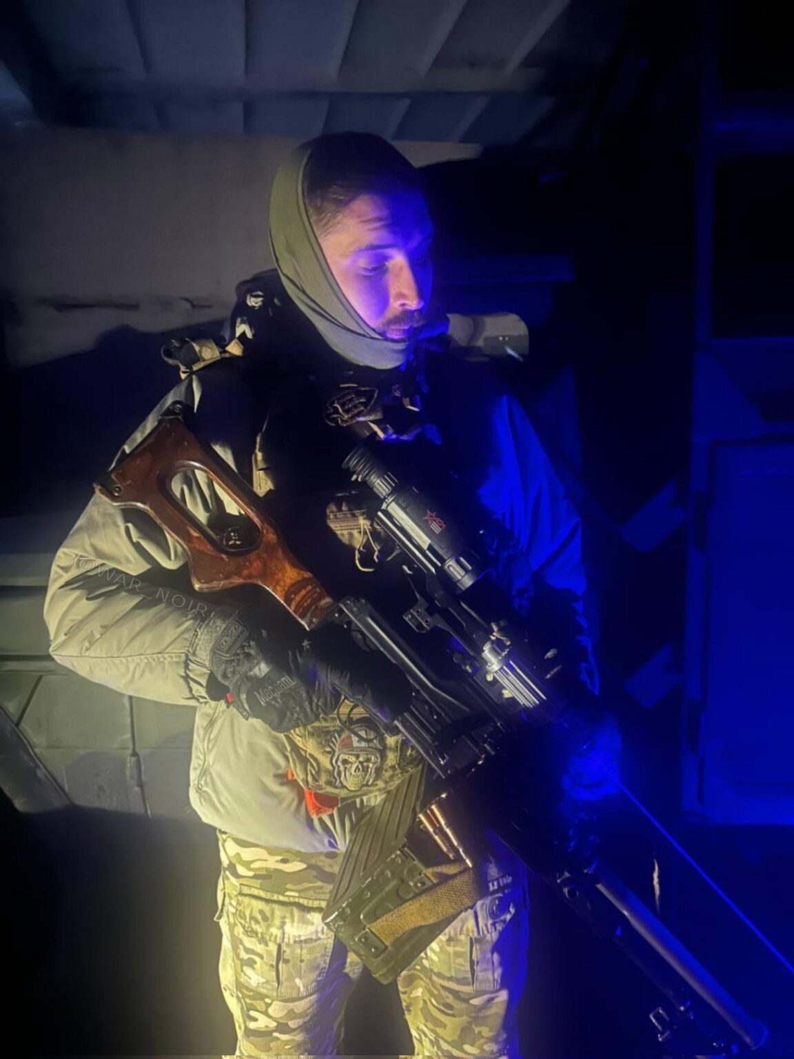 AGM グローバル ビジョン (Rattler TS25-256) サーマルサイトを装備した PKM 機関銃を装備したウクライナ軍兵士。