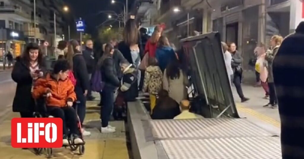 テッサロニキ地下鉄：トンネルを通過した乗客がハッチから出てくる