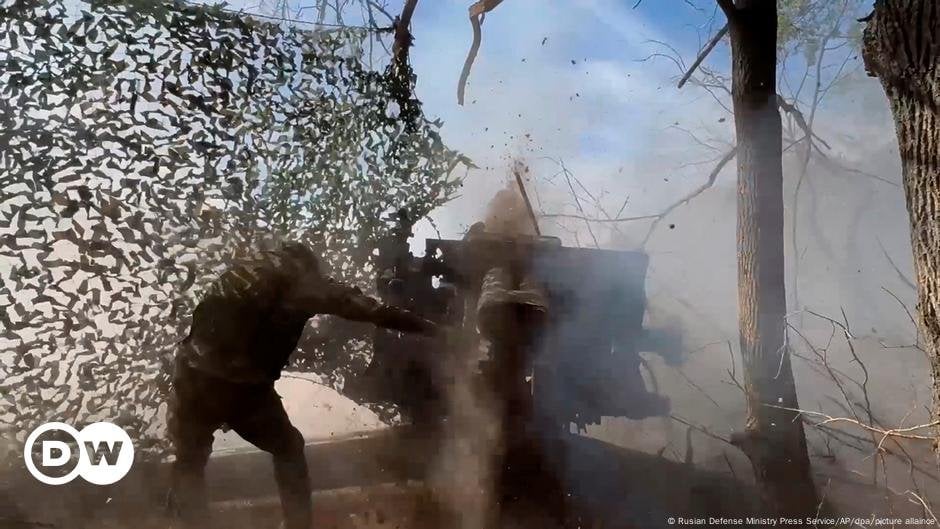 ウクライナでロシアのために戦うためにイエメン人を強制募集：数百人のイエメン人の若者が偽りの口実でロシアに誘惑されたと言われている。イエメン人は高賃金の鉱山労働に従事する代わりに、ウクライナとの戦争で戦うことを強いられていると目撃者がDWに語った。