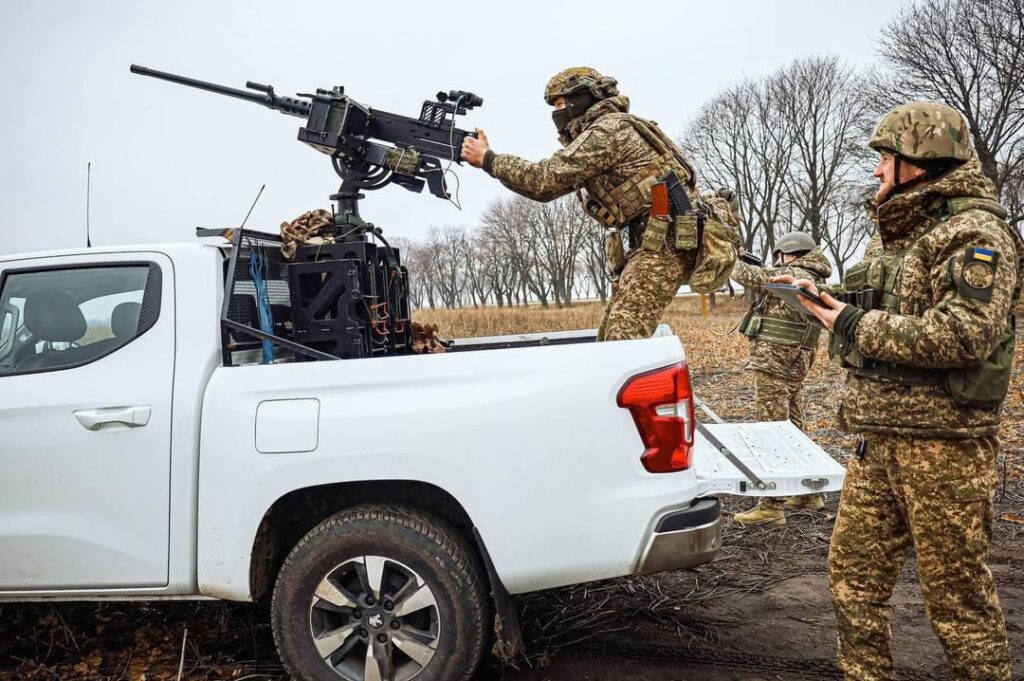 ウクライナ国家警備隊のテクニカル (M2 ブローニング重機関銃で武装) を持つ兵士 – HMG は、ロシアとイランの「HESA シャヘド」神風無人機を撃墜するために使用されます。