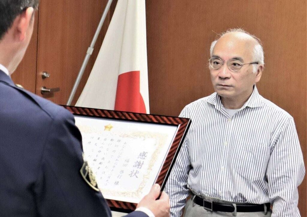 カンカン…警報音が鳴る踏切内、間一　髪　で高齢夫妻を救出　61歳男性に感謝状