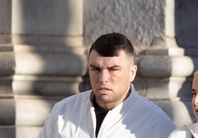 傷跡を隠すためにサンベッドが必要だと主張した麻薬売人、6万ユーロの人身傷害訴訟を棄却