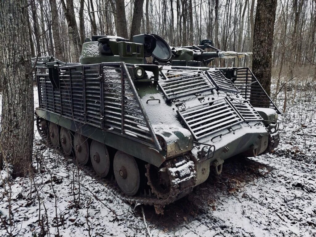 クルスクにあるスウェーデンの火器管制車両 Epbv 3022 (Pbv 302) - レーザー距離計は 60 年代の最高技術でしたが、現在では特別なものではありません。通常のAPC/指揮車両として使用される [December 2024]