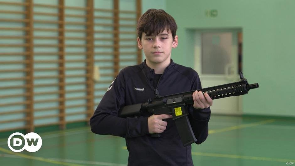 ポーランドの学童、必須の銃器講習を受ける