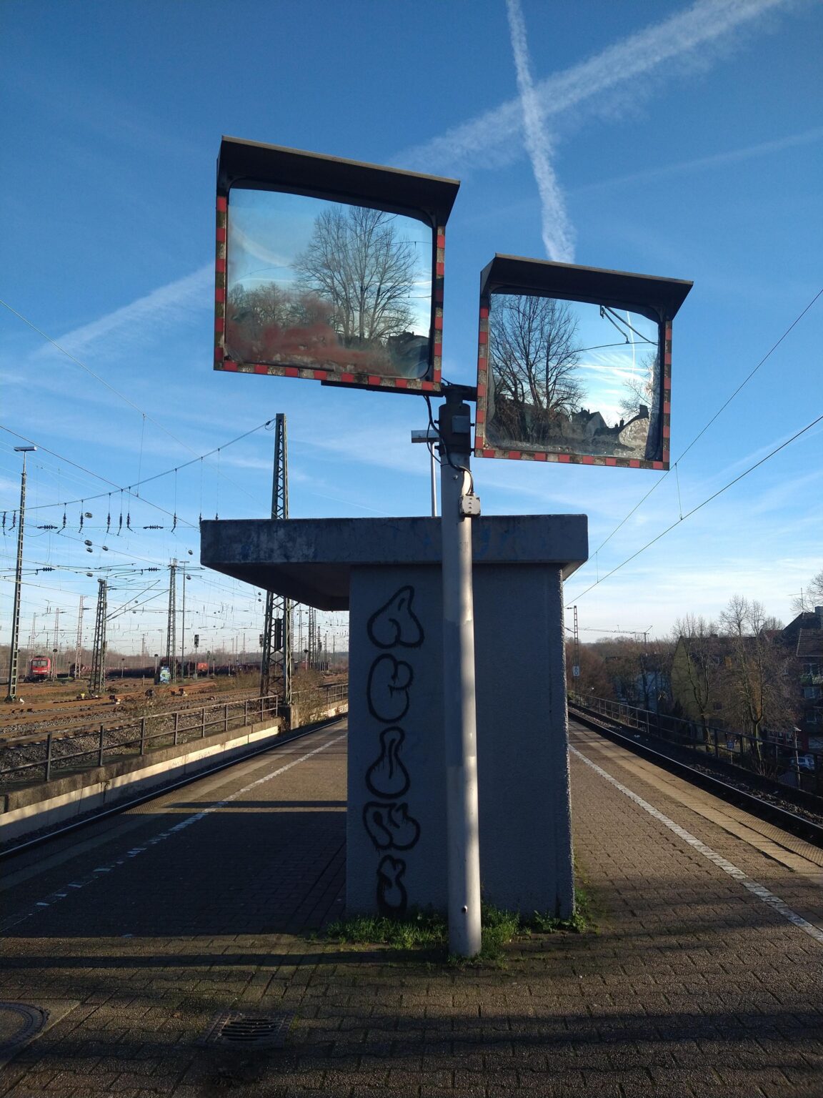 駅にあるこの鏡は何のためにあるのでしょうか？