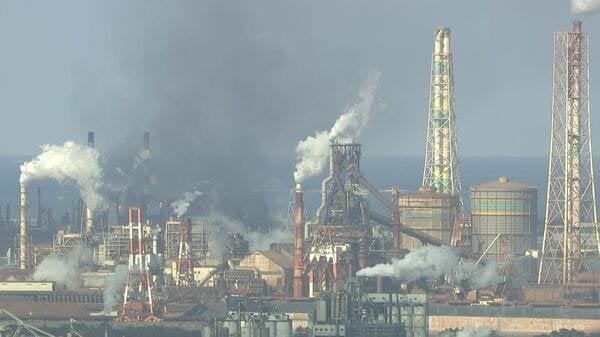 「ガスラインが爆発、炎上中」の通報 消火活動続く 男性2人がけが 福岡・北九州市の工場