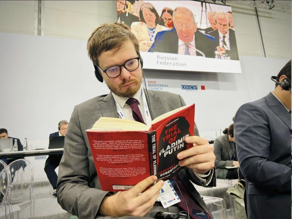 ロシアのおとぎ話を聞くダニエル・ドレーク外務省報道官（OSCE会議でのラブロフ氏の演説）