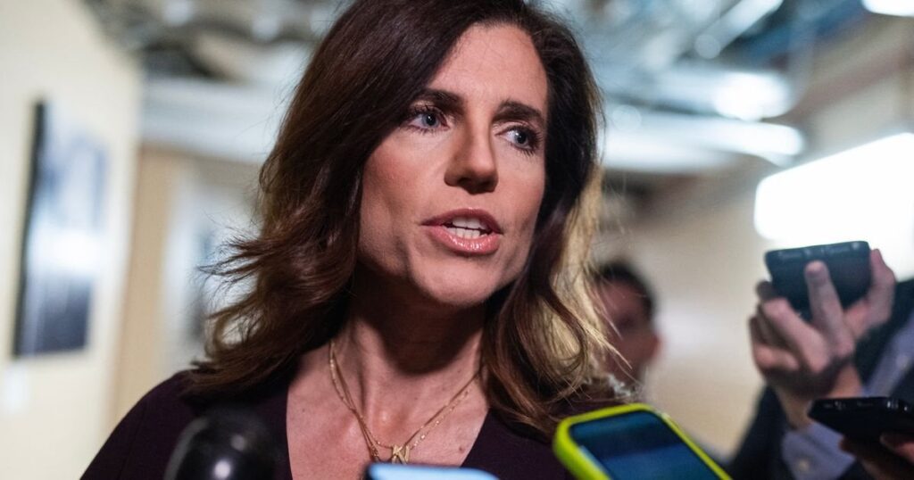 ナンシー・メイス下院議員、握手に関する報道でメディアを脅迫、暴行だったと発言