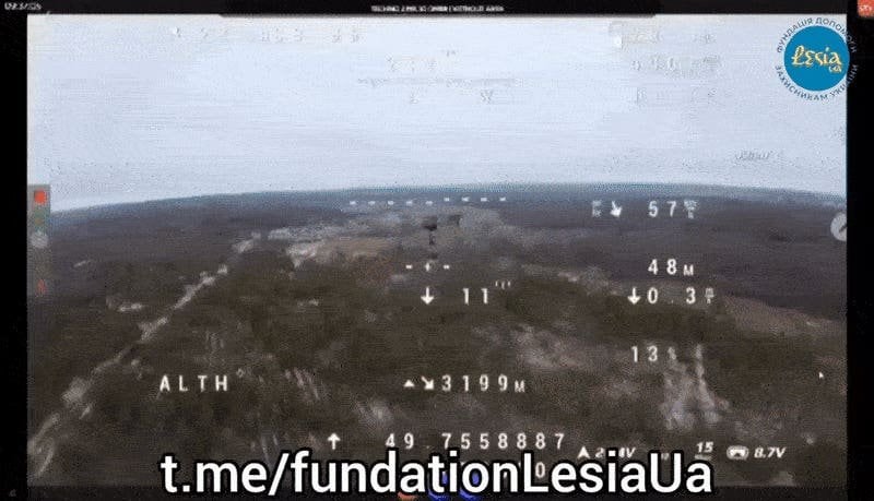 ウクライナの「ウィンチェスター」無人機がロシアの無人機に向けて二連散弾銃を発射