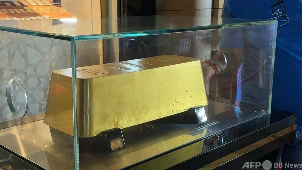 世界最大の金の延べ棒公開 重さ300キロ、約37億円