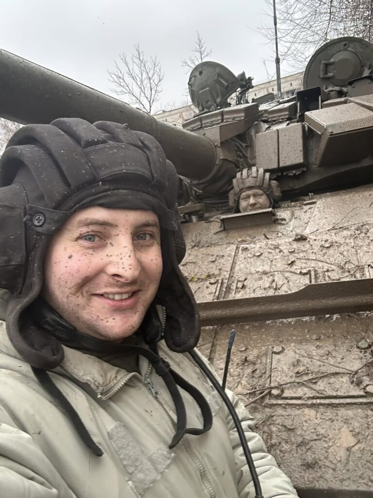 第 54 機械化旅団のウクライナ戦車長「アレクサンダー」は、シヴェルスク方面で泥の季節が始まったにもかかわらず、ご機嫌です。 2024年12月