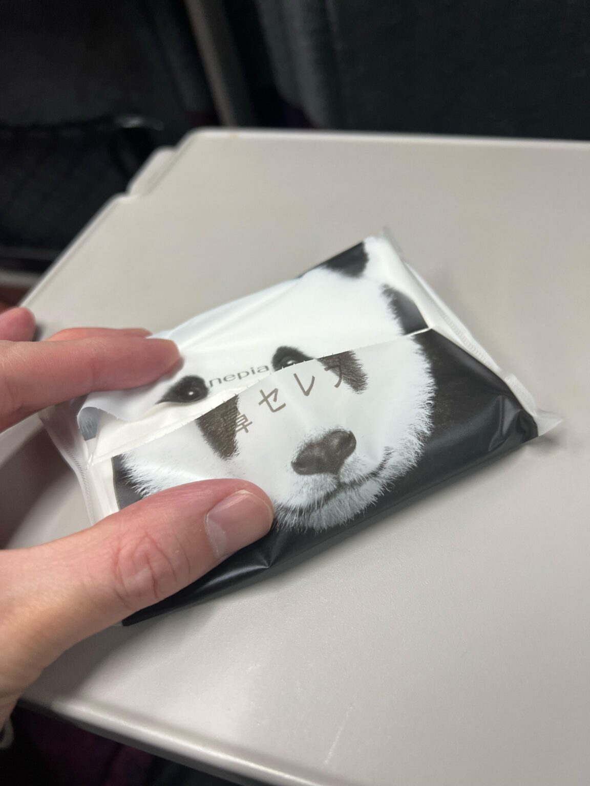 【クソスレ】鼻セレブの可愛い動物のパッケージを破るのが南斗水鳥拳のレイみたいでエグい…つまり画像で言うとこう言うこと