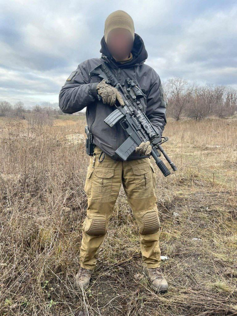 M4 カービン銃と M26 MASS アンダーバレル ショットガンを装備したウクライナ特殊作戦軍 (SSO - SOF) のオペレーター。