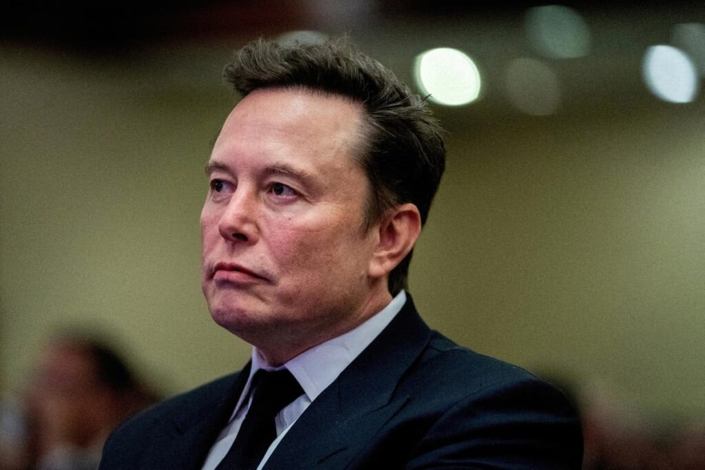 イーロン・マスク、奇妙な「オゼンピック・サンタ」投稿で減量目的で薬を服用していることを明かす