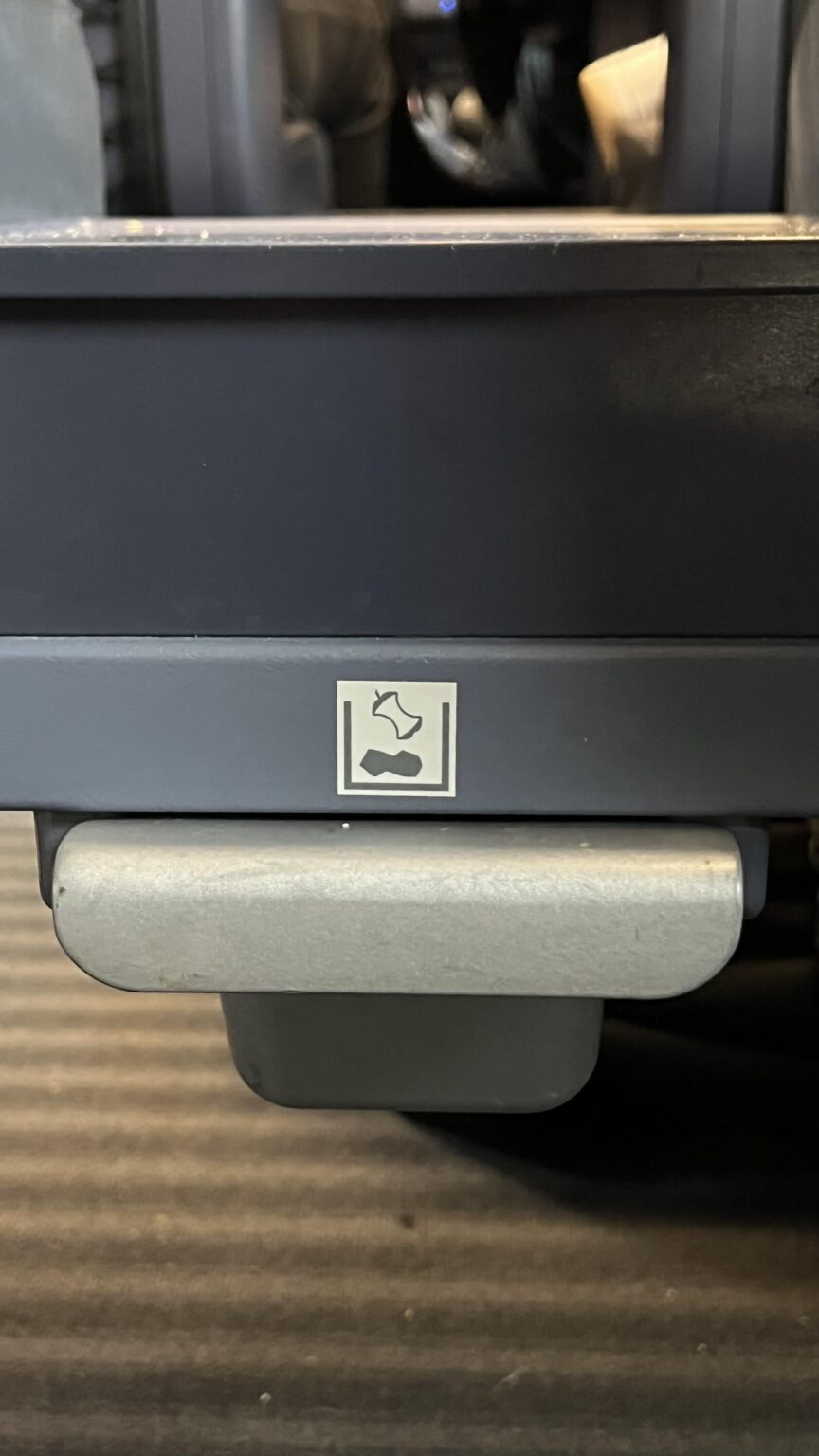 電車の中のこのマークは何を意味するのでしょうか？