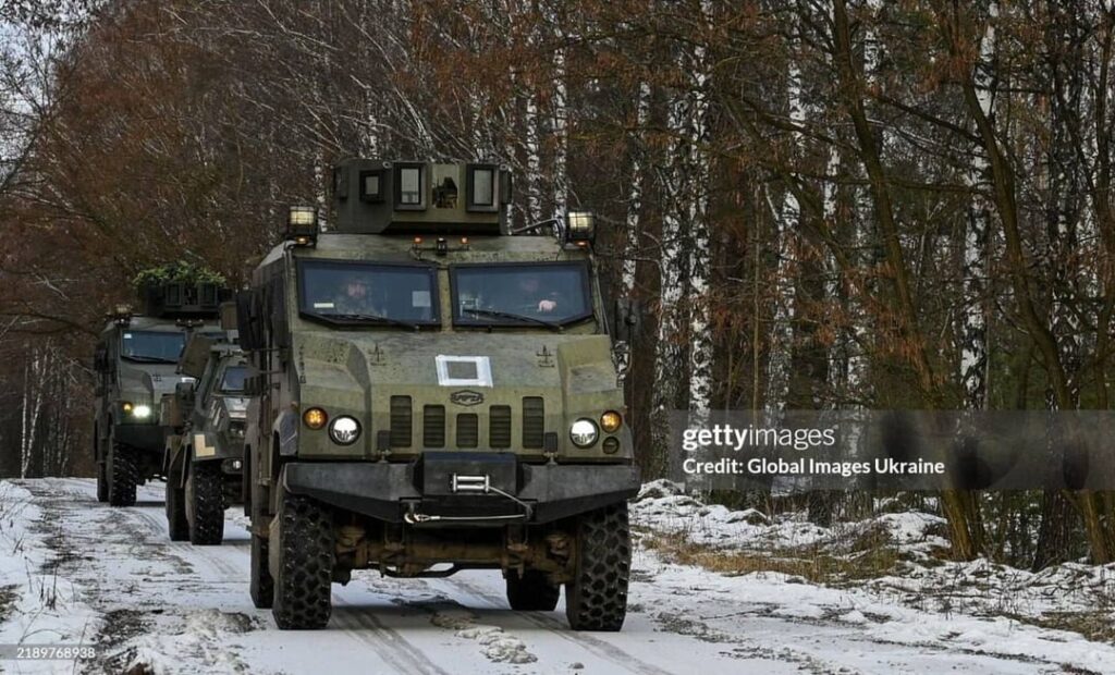 新しい戦術マーキングを備えたウクライナの装甲車両