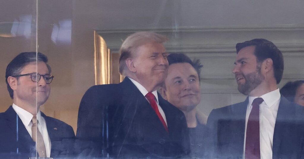 イーロン・マスクは政府機関を閉鎖に追い込むためにマイク・ジョンソンをいじめている
