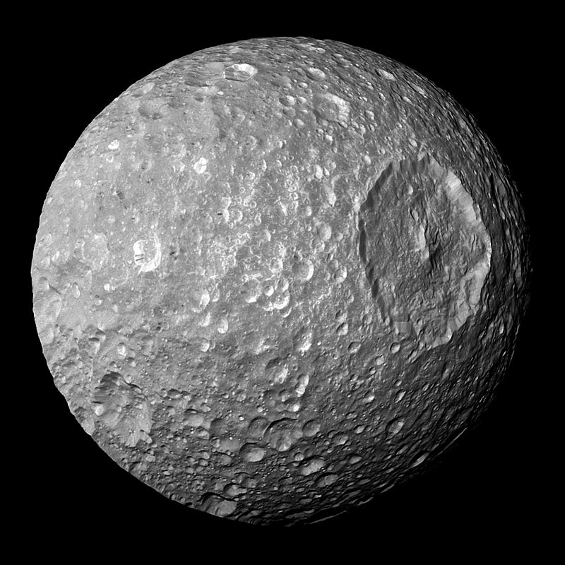 土星の衛星ミマスの面積は220万平方キロメートル。デンマーク、グリーンランド、フェロー諸島を合わせた面積と同じです