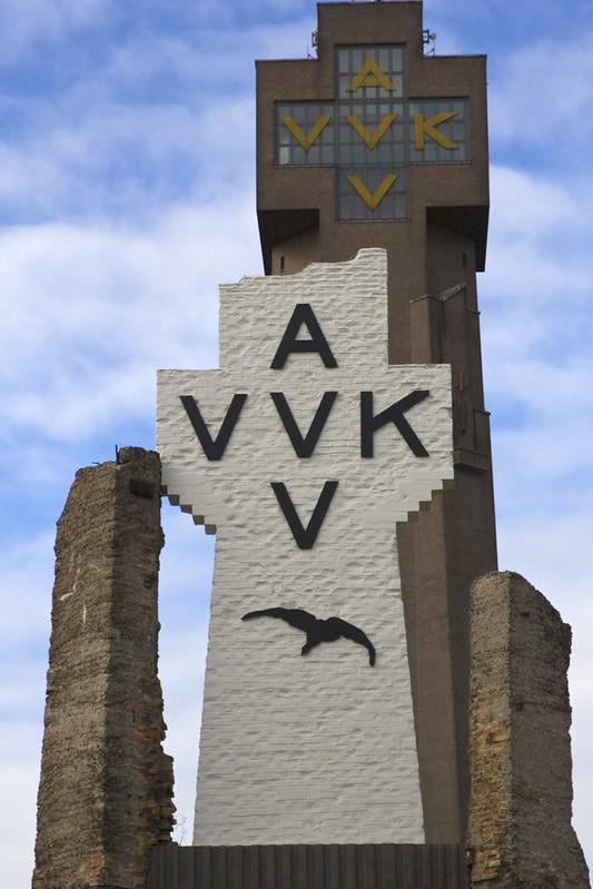 歴史家への質問: 「AVV-VVK」が初めて十字型に配置されたのはいつですか?ジョー・イングリッシュの「英雄追悼の墓石」より古い例はあるだろうか？