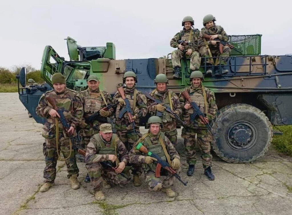 フランスで訓練中のウクライナ軍第155独立機械化旅団の兵士たち。同旅団は現在ウクライナに戻り、東部前線に配備されている。