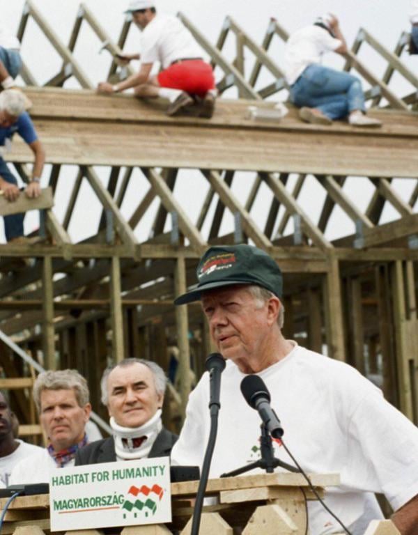 ジミー・カーターは1996年にハンガリー（ヴァーコ）に貧しい人々のために家を建てた