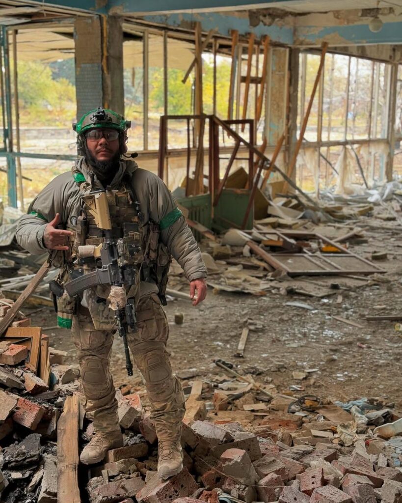 SOF部隊「国際部隊DIU」のブラジル人志願兵「レアンダー」は、トレツクでの戦闘任務成功後に写真を撮った。