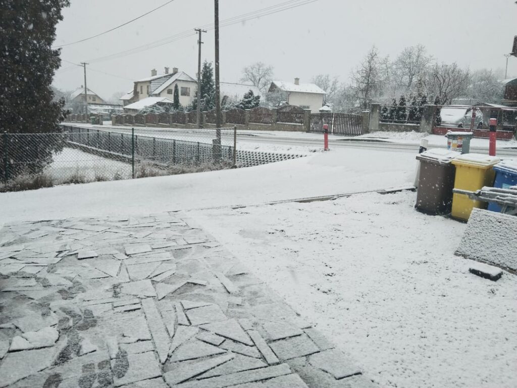 メリークリスマス、雪の写真を送ってください 😏