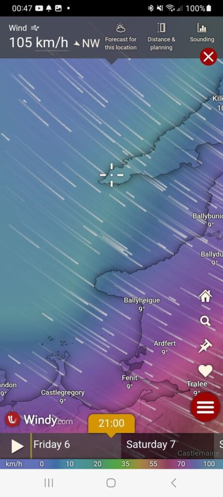 明日の夜、ループヘッドでは風速 105 km/h が継続し、突風は時速 147 km に達します。私の中のクレイジーな部分は、それを体験したいと思っています。
