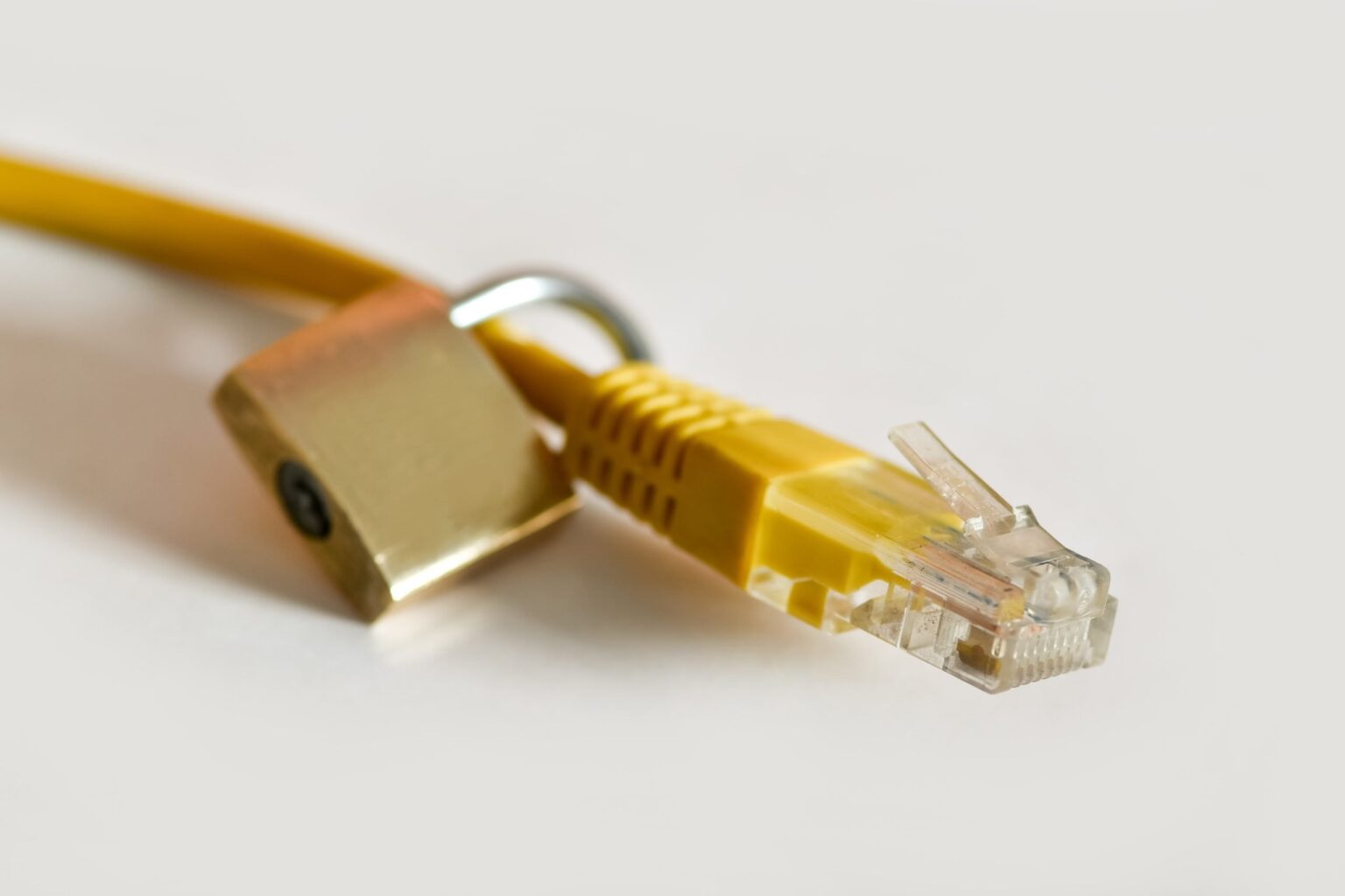 「銅線ネットワーク上のインターネット サービスの料金に対する新しい税金に反対します。議会は消費者にとって不合理で歪曲的かつ有害な規定を拒否した」 - イタリアインターネットプロバイダー協会