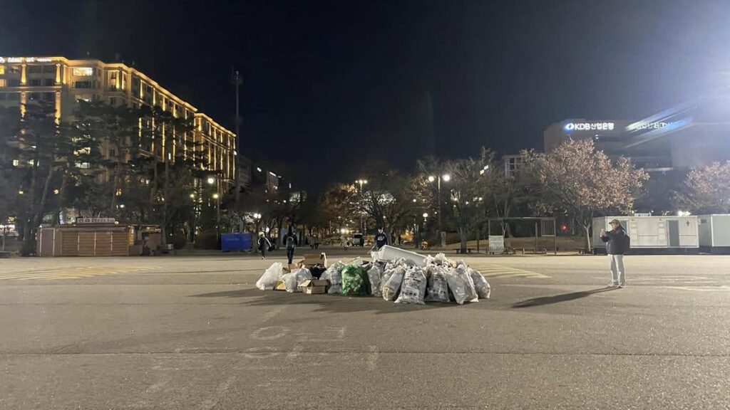 ソウル中心部では100万人が抗議活動に集まり、出発前に後片付けをした。マルタ人が1％でもこのように行動すればいいのに！