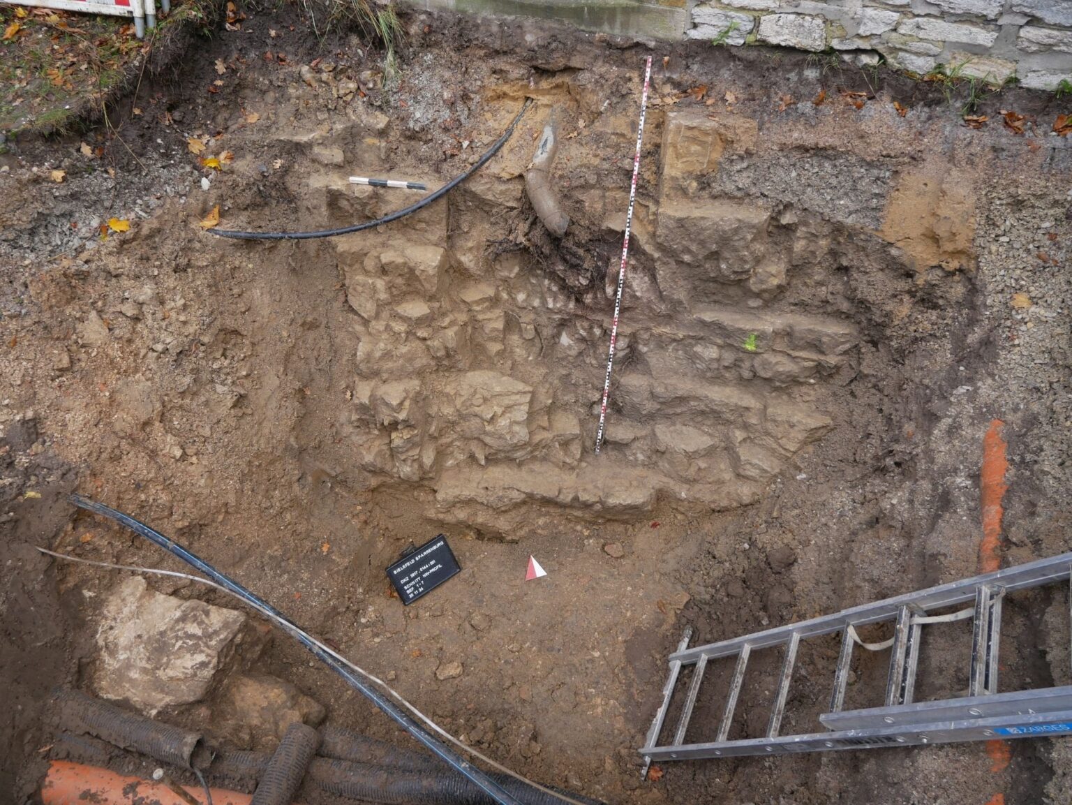 ドイツのシュパレンブルク城で中世の階段が発掘される - Medievalists.net