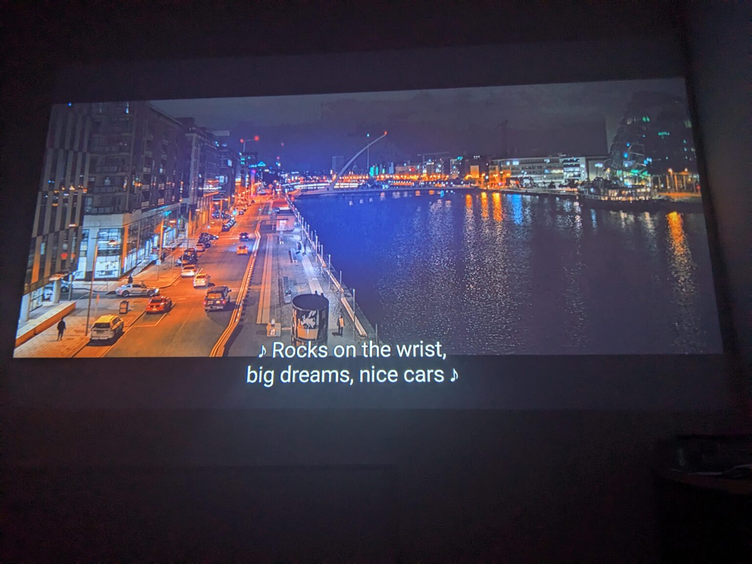 アビゲイル(2024)を見ていて、見覚えのある街の報道ショットに気づきました