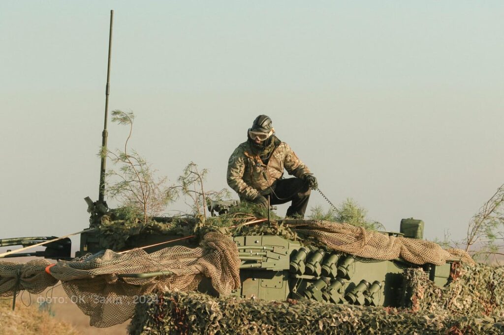 ウクライナ陸軍第 155 独立機械化旅団のレオパルト 2A4 主力戦車 (MBT)。