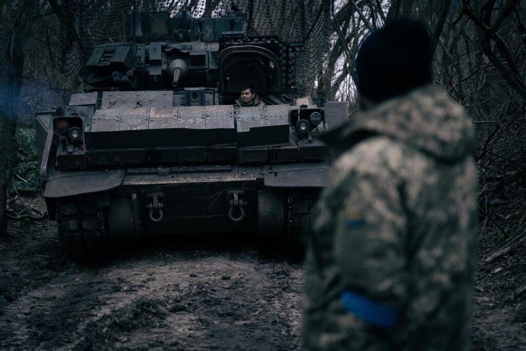 ウクライナ軍第47独立機械化旅団「マグラ」所属のM2ブラッドレー歩兵戦闘車(IFV) – 東部前線付近。