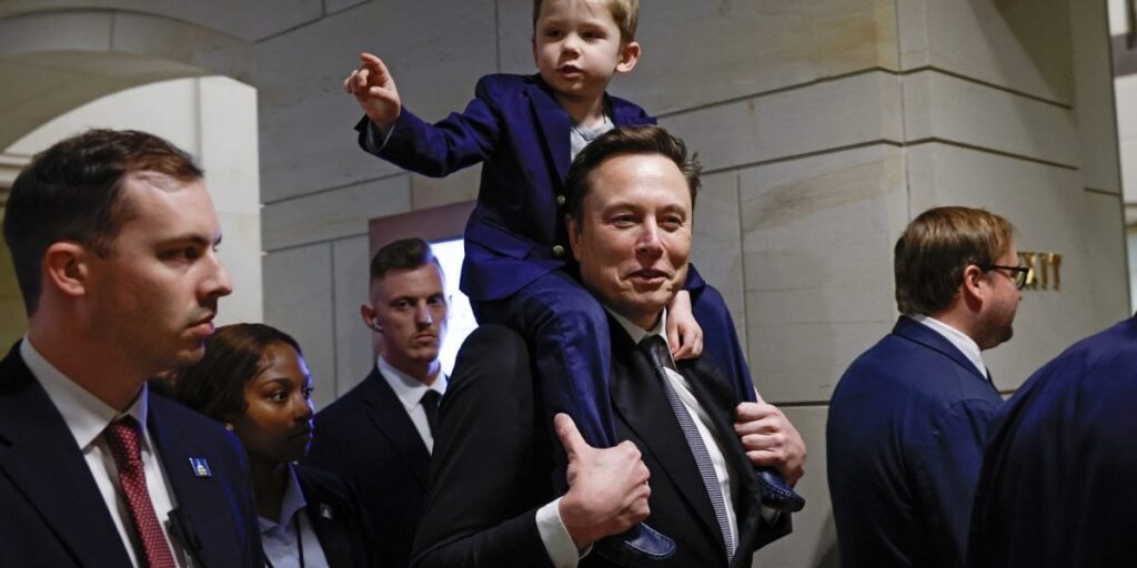 イーロン・マスクは94%の連邦職員の一挙手一投足を監視し、無礼な覚醒を計画している