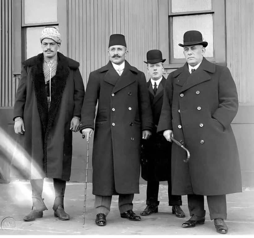 1909年、米国でのグレコローマンレスリングの試合中のトルコ人2人（左）とギリシャ人レスラー1人（右）