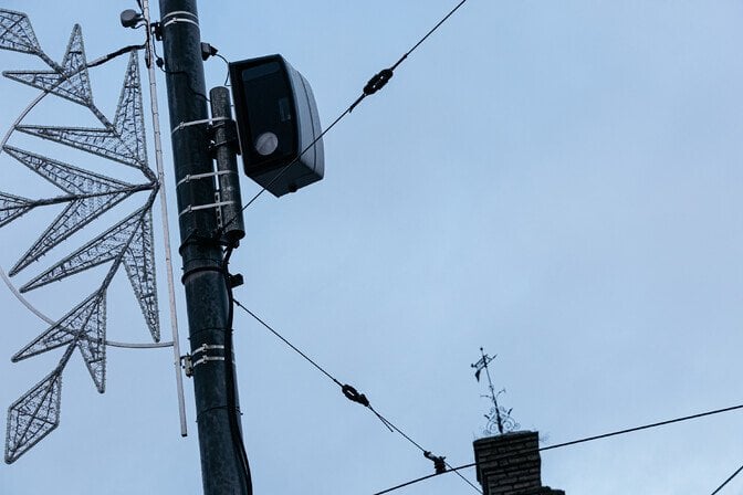 交通カメラはタリンのバスレーンを走行する車の撮影を開始する