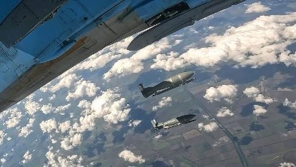 ロシアからの航空便が到着し、砲撃が弱まっているようだ。ウクライナ軍は依然としてはるかに規模の大きな敵に圧倒されているが、その差は以前よりも明らかに小さくなっているように見える。
