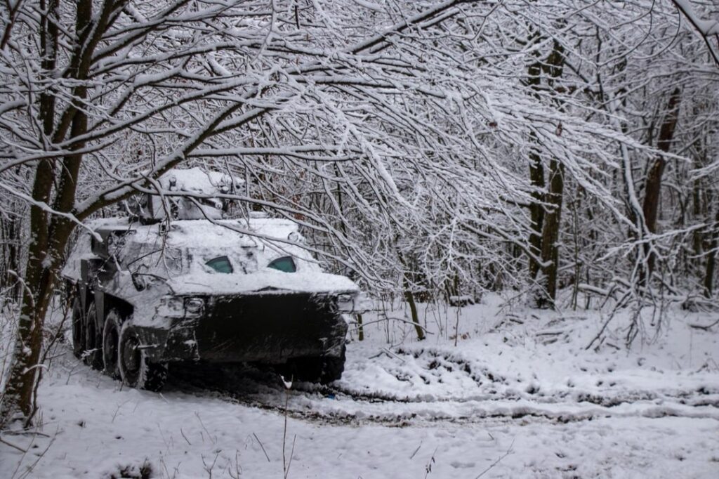 BTR-4「ブセファルス」歩兵戦闘車（IFV）とウクライナ国家警備隊の兵士たち - 雪に覆われた森で最近訓練中。