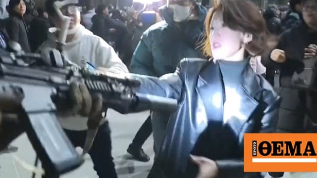 韓国：35歳の野党政治家が制服から銃を取り出す瞬間のビデオ