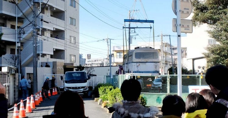 老朽化が進み解体予定の旧川崎市営トロリーバスの車体「104号」、マニアが引き取ることになる
