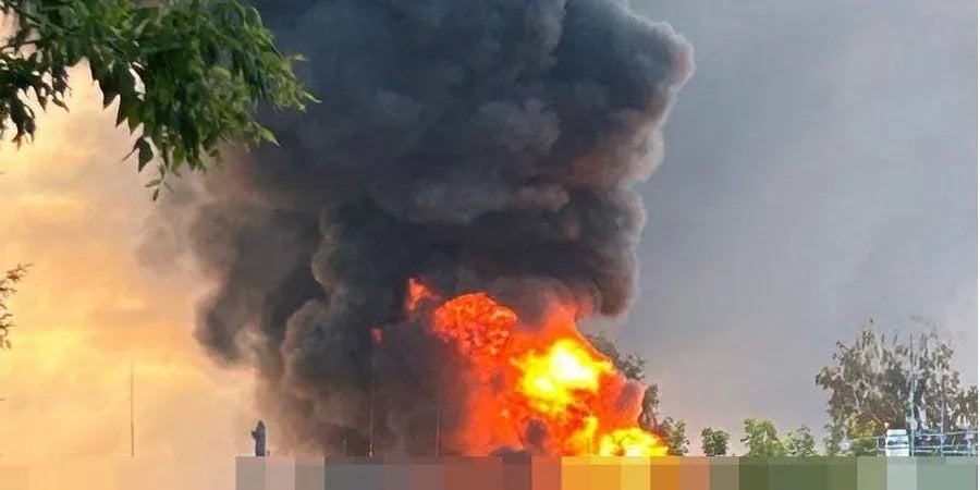 石油貯蔵所火災：ロシアのスモレンスク地方ヤルツェボ地区にある石油貯蔵所が一晩の無人機攻撃により火災に見舞われた。展開中の物語。