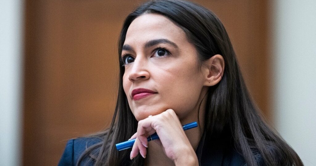 AOC、民主党議員らに監視委員会のトップに立候補していると伝える
