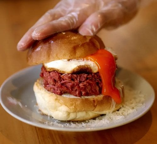 とろとろ食感の“焼かない”レアハンバーガー「極上の生ハンバーガー」