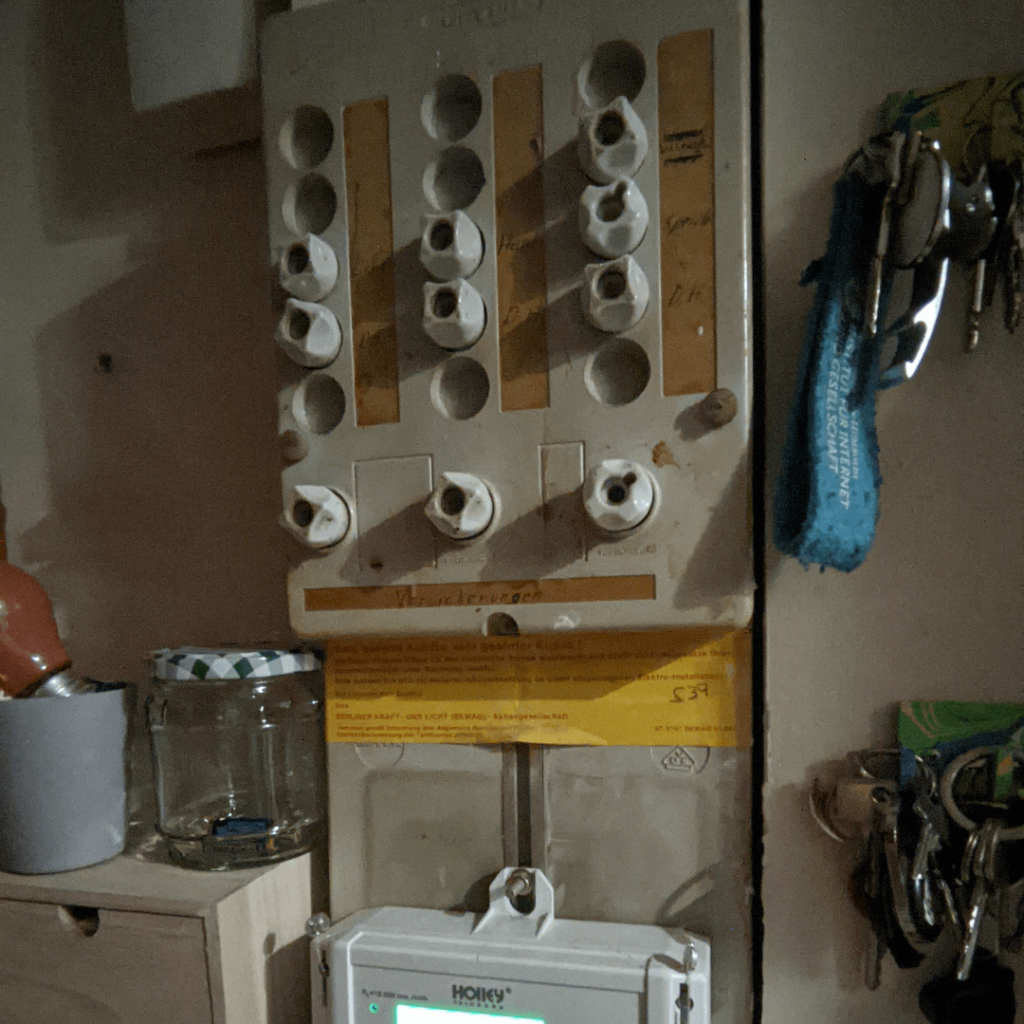 危険で古い電気設備。賃貸アパートの「火災/感電の危険性」を高める方法はありますか? 危険で古い電気設備。賃貸アパートの「火災/感電の危険性」を高める方法はありますか?