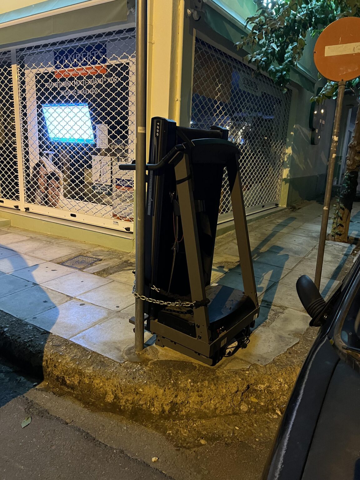 盗まれないようにトレッドミルを道路に縛り付けていますか?