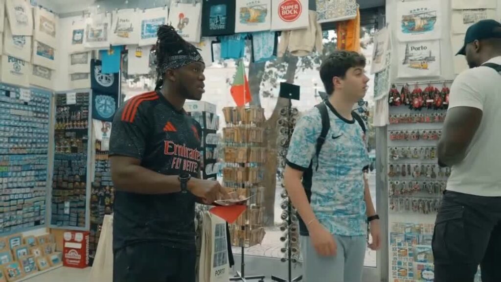 KSI、アベニーダ・ドス・アリアードスのお土産物店でバルセロスの雄鶏を買おうとしている