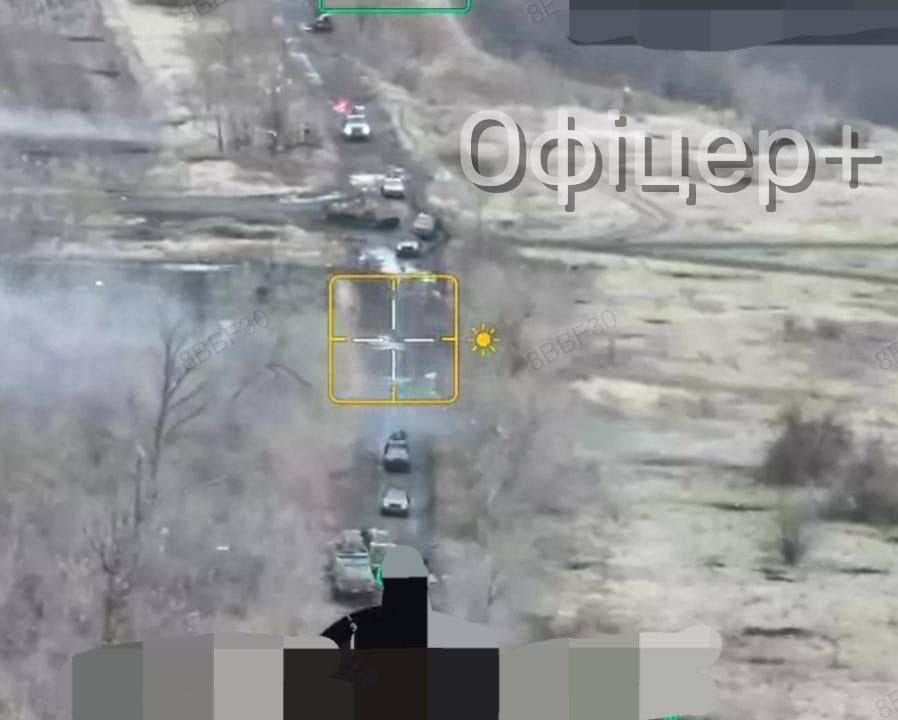 ソ連国旗を掲げた非装甲の民間車両だけで構成されたロシアの突撃隊が本日、ポクロフスク戦線のウクライナ軍陣地を攻撃した。「攻撃は撃退に成功し、ぼろ布を積んだ車両には特別な注意が払われた。夕方にはビデオをアップロードする予定だ」 .»