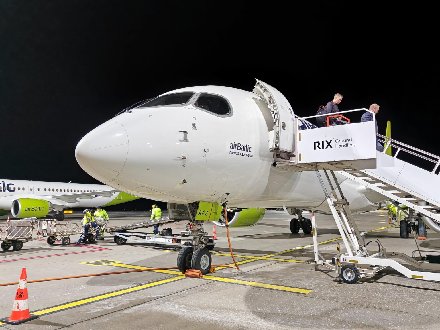 たとえ外が寒くて暗くても、エア階段で飛行機から降りるのが大好きです。